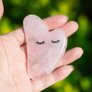 Outil de massage facial Gua Sha en quartz rose, pierre rose naturelle, outil de soin de la peau, outil de grattage artisanal, massage du visage, bien-être - Product Image 1