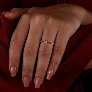 Bague de mariage empilable délicate en or jaune massif 14 carats avec diamant de laboratoire taille brillant, courbée, pour anniversaire, certifiée IGI - Product Image 2