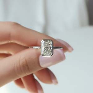 Anillo Solitario Elegante con Diamante Cultivado en Laboratorio, Corte Radiante, Oro Amarillo, Rosa y Blanco de 14K, Anillo de Compromiso de Lujo, Certificado IGI, Personalizable - Product Image 2