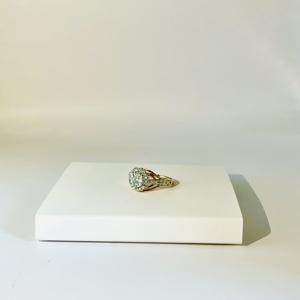 Anillo de Compromiso de Lujo para Mujer en Oro Amarillo de 9K con Diamante Natural de Corte Brillante Redondo y Diamantes Laterales Incrustados Color Blanco H - Product Image 2
