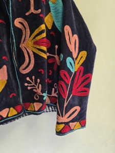 Chaqueta de terciopelo azul marino Suzani para mujer, bordada a mano con peces tropicales, abrigo étnico bohemio, ropa de abrigo de diseñador al por mayor para exportación - Product Image 5