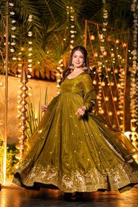 Robe Anarkali moderne en soie, à texture lourde et croquante, avec broderie de sequins, pour mariage, Diwali et fêtes, infroissable et réversible - Product Image 4