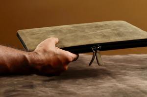 Funda y Estuche para Laptop de Cuero Genuino Resistente al Por Mayor para Macbooks y Laptops (Estilo Ejecutivo/Moderno) LS-0242 - Product Image 4