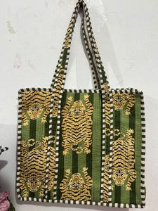 กระเป๋าโท้ทลายเรขาคณิตแบบควิลท์พิมพ์ลายด้วยมือพร้อมหูหิ้วริบบิ้น กระเป๋าผ้าฝ้ายพับได้ เป็นมิตรกับสิ่งแวดล้อม ใช้สะพายไหล่ - Product Image 2