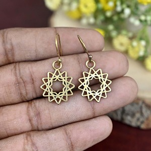 Boucles d'oreilles en laiton de la série exclusive Metal Craft, design rare, finition lisse, prix d'usine en gros, articles d'artisanat métallique - Product Image 2