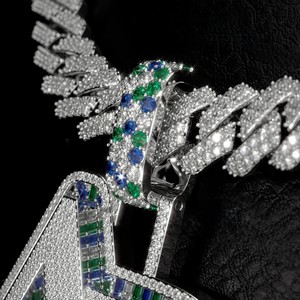 Colgante de Plata 925 con Doble Letra, Adornado con Piedras Azules y Verdes en Corte Baguette y Diamantes Pavé, Joyería Hip Hop - Product Image 3