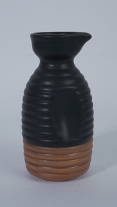 Carafe à saké traditionnelle en céramique de terre cuite noir mat, corps côtelé, bec verseur, anti-fuite, compatible lave-vaisselle, cadeau d'affaires japonais - Product Image 4