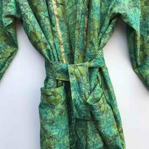 Kimono de Seda Pura con Parches, Túnica Larga para Dormir o Cubrir el Bikini, Kimono de Sari de Seda Reciclada Vintage Hecho a Mano en India - Product Image 4