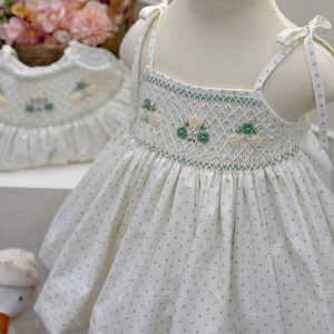 Robe pour bébé fille fabriquée au Vietnam, en coton floral, toucher lin doux, broderie à la main, smockée, OEM personnalisé - Product Image 1