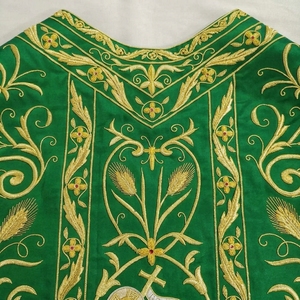 Chasuble verte brodée, vêtement liturgique pour prêtre catholique romain, robe liturgique avec motif floral doré, design personnalisé - Product Image 3