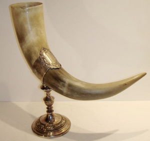 Vaso de Cuerno de Búfalo Pulido con Base y Soporte Metálicos Ornamentados, Forma Natural, Arte Antiguo Coleccionable - Product Image 1