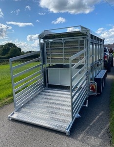 Semirremolque de Acero de 2 Ejes para Transporte de Ganado, Ovejas y Animales, con Capacidad de Carga Máxima de 40T, en Venta - Product Image 1