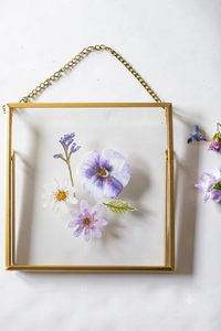 Cadre photo suspendu minimaliste en laiton et verre, vitrine créative pour fleurs pressées, décoration murale élégante pour salon - Product Image 1