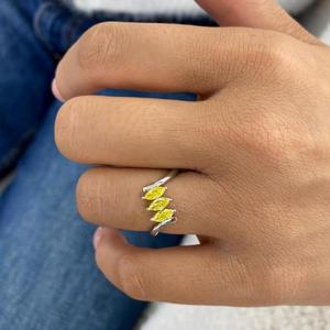 Anillo de Compromiso Abierto de Oro con Baño de Rodio y Tres Diamantes Amarillos Marquise Cultivados en Laboratorio de Arin Luxury Co, Joyería Fina de Lujo, Regalo - Product Image 2
