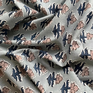 ผ้าฝ้ายพิมพ์ลายดอกไม้สีเทาแบบแฮนด์บล็อก |   วัสดุสำหรับวิ่งบูต้าขนาดเล็ก สีฟ้าและสีชมพู - Product Image 1