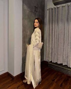 Haut à bordure en dentelle fantaisie à quatre côtés Palazzo Heavy Zari Sequence Embroidery Chinon Silk Net Vêtements indiens pour les mariages - Product Image 4