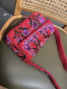 กระเป๋าถือทรงสี่เหลี่ยมทำมือพร้อมงานปักดอกไม้สีม่วง - Product Image 2