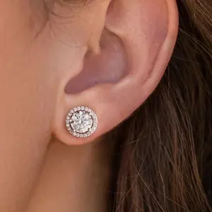 Boucles d'oreilles clous en argent sterling plaqué or pour femme, serties d'un moissanite véritable rond de 2 carats avec halo - Product Image 4