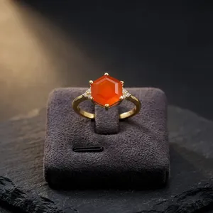 Anillo de Compromiso Clásico para Mujer con Gema de Cornalina Corte Hexagonal, Plata de Ley 925, Bañado en Oro, Engaste de Garras - Product Image 5