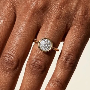 Anillo de Compromiso de Lujo para Mujer con Diamante de Corte Portugués en Oro de 14K con Engaste de Bisel - Product Image 2