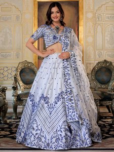 Robe de demoiselle d'honneur en organza brodée bleue, silhouette en A, jupe longue, manches courtes, haut court, style classique, couleur bonbon - Product Image 1