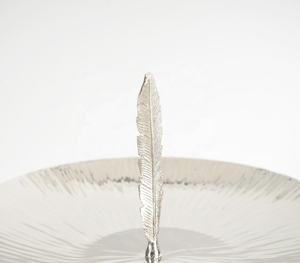 Soporte de pastel de aluminio batido a mano con acento de plumas Fabricante Mayorista venta directa de fábrica - Product Image 4