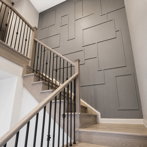 Barandilla de escalera de madera clara con balaustres de metal negro, pasamanos moderno para interiores, diseño de escalera para casas de lujo - Product Image 3