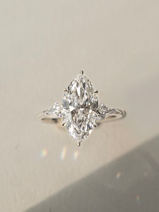 Anillo de compromiso con diamante cultivado en laboratorio de 3 quilates con corte marquesa y piedras laterales con corte cometa, certificado por IGI - Product Image 3