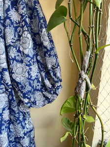 เดรสแม็กซี่ลำลองพิมพ์ลายด้วยมือสำหรับฤดูร้อนสำหรับผู้หญิง ผ้าฝ้าย 100% เสื้อคลุมอินเดีย คอวี แขนยาว ลายดอกไม้ เดรสแม็กซี่ยาว - Product Image 6