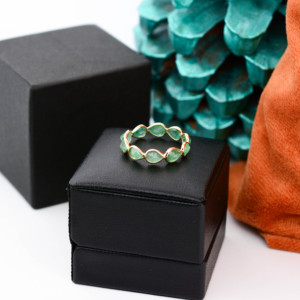 Anillo de Eternidad con Bisel de Esmeralda Verde Natural en Forma de Lágrima, Oro Amarillo Sólido de 18K, Anillo de Lujo con Gema Tallada en Pera, Piedra de Nacimiento de Mayo - Product Image 5