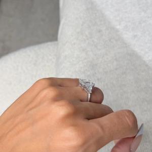 Anillo de Compromiso de Diamante Cultivado en Laboratorio con Corte Esmeralda de 6 Quilates, Tres Piedras de Lujo, Piedras Laterales Trillón, Certificado IGI, Oro Blanco de 18K - Product Image 5