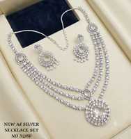 Parure de Mariée Femme en Laiton Plaqué Argent de Haute Qualité : Collier Ras-du-Cou, Boucles d'Oreilles Pendantes, Tikka, Zircon Ethnique Tendance et Dernière Mode
