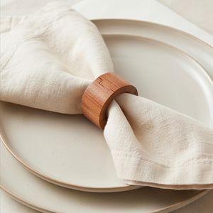 Élégant porte-serviettes en bois pour la décoration de table, idéal pour les fêtes et l'usage quotidien. - Product Image 6