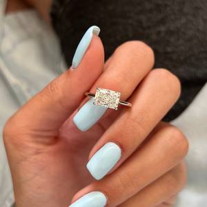 Bague de fiançailles en diamant radiant de laboratoire de 2 carats, bague en diamant radiant East West, bague en or blanc, certifiée IGI - Product Image 1