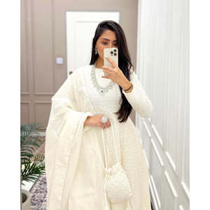 Ensemble de costume en mousseline de coton blanc 100% écologique orné de broderies Chikankari avec sac Potli, taille XS, tenue ethnique pour les fêtes - Product Image 1