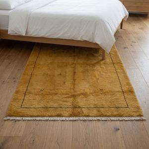 Alfombra de Lana Anudada a Mano Gabbeh Marroquí Dorada Premium con Diseño de Borde Tribal Minimalista, Alfombra Decorativa - Product Image 4