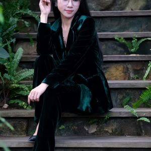 Ensemble de costume en velours de soie pour femmes - Blazer et pantalon élégants en velours, coupe ajustée, tenue de soirée de luxe - Product Image 1