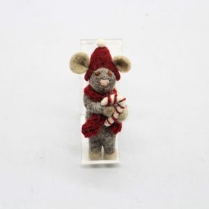 Adorno Navideño de Ratón Tejido a Mano con Gorro Rojo y Bufanda, Sosteniendo una Barra de Caramelo, Decoración Tradicional para las Fiestas - Product Image 3