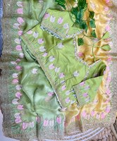 Sari en satin brodé Fendy avec travail de sequins de 3 mm, bordure brodée, blouse prête à porter, sari de créateur indien