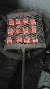 Cachimba de bambú natural Shisha de carbón de cáscara de coco Premium de Indonesia con briquetas de patrón de cubo hechas en Indonesia - Product Image 2