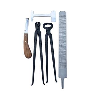 Kit d'outils de ferrage pour le soin des sabots de cheval avec coupe-sabot noir, extracteur de clous, polisseur en acier, couteau à double lame tranchante et râpe - Product Image 1