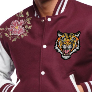 Veste de sport pour homme en marron et blanc avec broderie de tigre, patch floral et motif tourbillon bleu, vêtement décontracté pour l'automne - Product Image 2