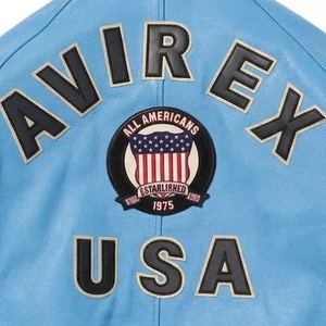 เสื้อแจ็คเก็ตสีฟ้าอ่อนสำหรับผู้ชายยี่ห้อ Avirex พร้อมดีไซน์ปักลาย ป้ายปัก คอปกแบบพับได้ ปิดด้วยซิป สไตล์ Preppy - Product Image 3