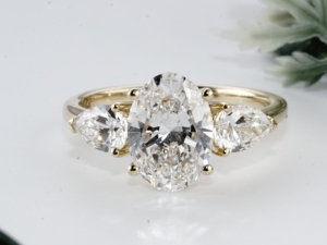 Anillo de compromiso de diamante de corte ovalado Elite Gold con diamantes laterales en forma de pera, solitario de múltiples piedras, para fiesta de bodas, joyería fina minimalista, regalo. - Product Image 1