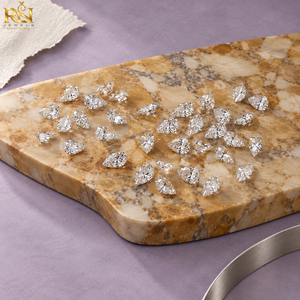 Elegante Diamante Suelto Cultivado en Laboratorio con Corte de Pera de 5.75 Quilates, Color DEF |   Brillo Vívido, Facetas Nítidas y Calibración Precisa para Joyeros - Product Image 3