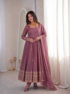 Ensemble 3 pièces traditionnel et élégant pour femme, en soie Rangoli gaufrée, longueur ras du sol, coupe classique, idéal pour les fêtes et toutes les saisons - Product Image 3