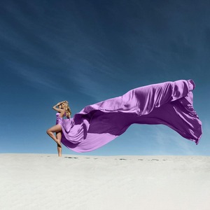 Robe de soirée longue en satin de soie de créateur haut de gamme avec traîne fluide pour séance photo et événements féminins - Product Image 1
