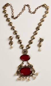Parure Collier Long Pendentif et Boucles d'Oreilles en Laiton Plaqué Or Oxydé Antique avec Motif Amoureux et Pierre Rouge Bohème pour Femme, Cadeau de Mariage - Product Image 2