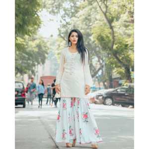 Ensemble Kurta brodé à la main en coton respirant et fibre de bambou pour femme, taille XS, avec magnifique pochette assortie - Product Image 1