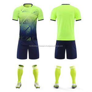 ชุดฟุตบอลสีน้ำเงินแบบกำหนดเองสำหรับผู้ชาย เสื้อคอวีแขนสั้น กางเกงขาสั้น ผ้าโพลีเอสเตอร์ซับเหงื่อ ระบายอากาศได้ดี เหมาะกับทุกฤดูกาล ทรงสปอร์ต - Product Image 4